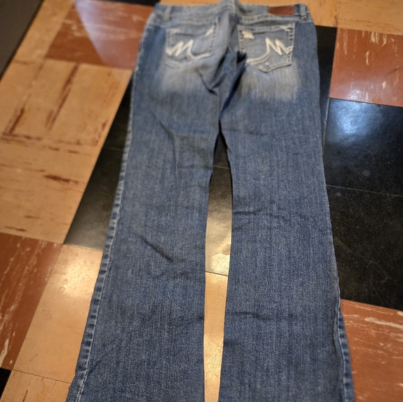 Maurices bootcut blue jeans in a juniors size 5/6. Were not worn in like new - Picture 5 of 11